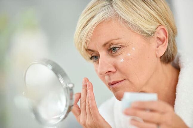 Uso matutino de humectante facial marcado 50+