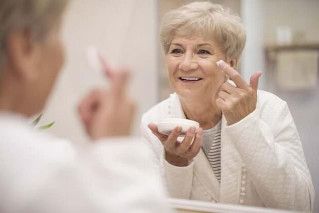 levantando la mascarilla para rejuvenecer