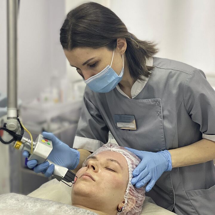 Los cosmetólogos realizan procedimientos de rejuvenecimiento de la piel del rostro con láser fraccionado